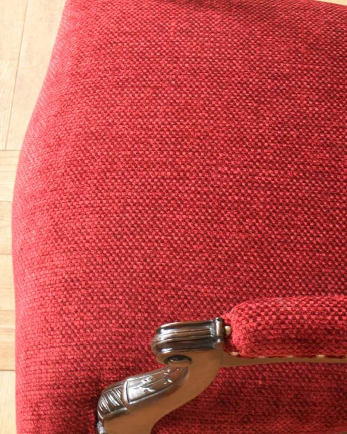 アンティーク チェア 気品たっぷりの英国で見つけたアンティークナーシングチェア(アーム付き)。生地のセレクトにもこだわりました優雅なアンティークチェアの雰囲気をそのままに、一番似合う貼り座をじっくり選びました。(q-333-c)