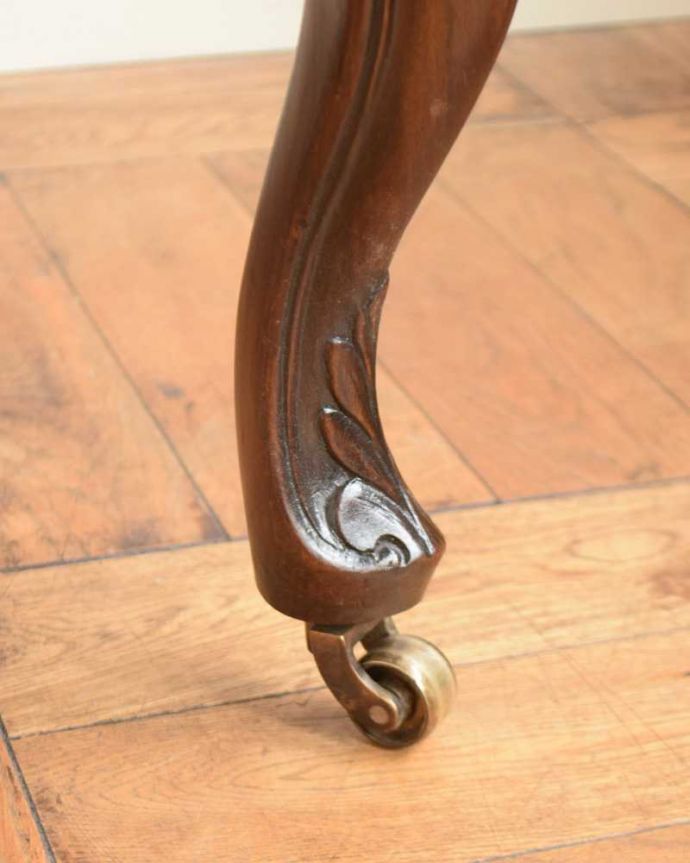 アンティーク チェア 気品たっぷりの英国で見つけたアンティークナーシングチェア(アーム付き)。脚先にはキャスターがアンティークのものは現代のもののようにプラスチックではないため動きはよくありませんが調整したので動きます。(q-333-c)