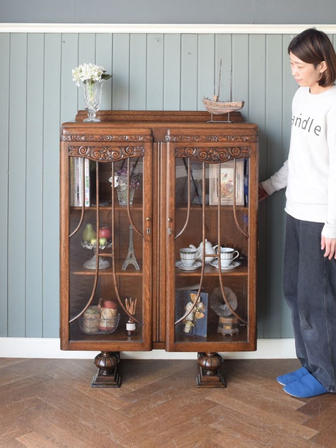 英国アンティークのキャビネット
