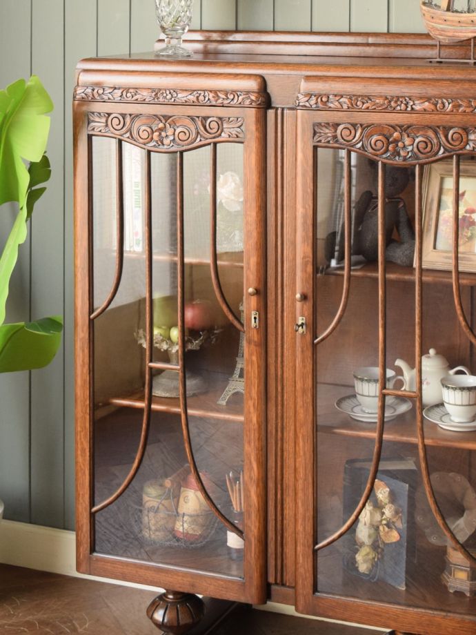 ステンドグラスの扉が美しいキャビネット