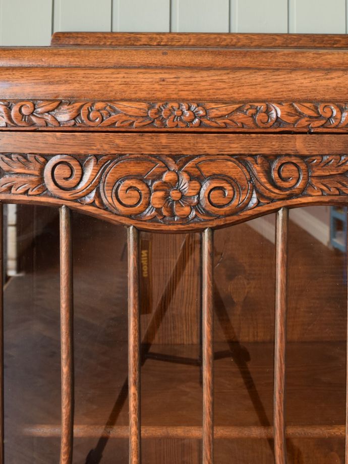 キャビネットの華やかな装飾