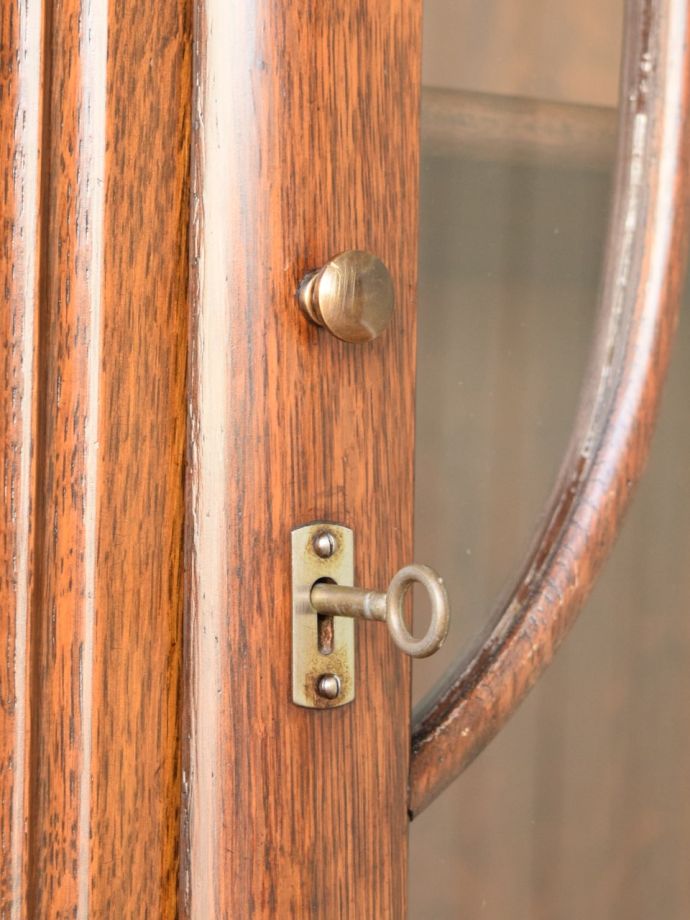 アンティーク家具の取っ手と鍵