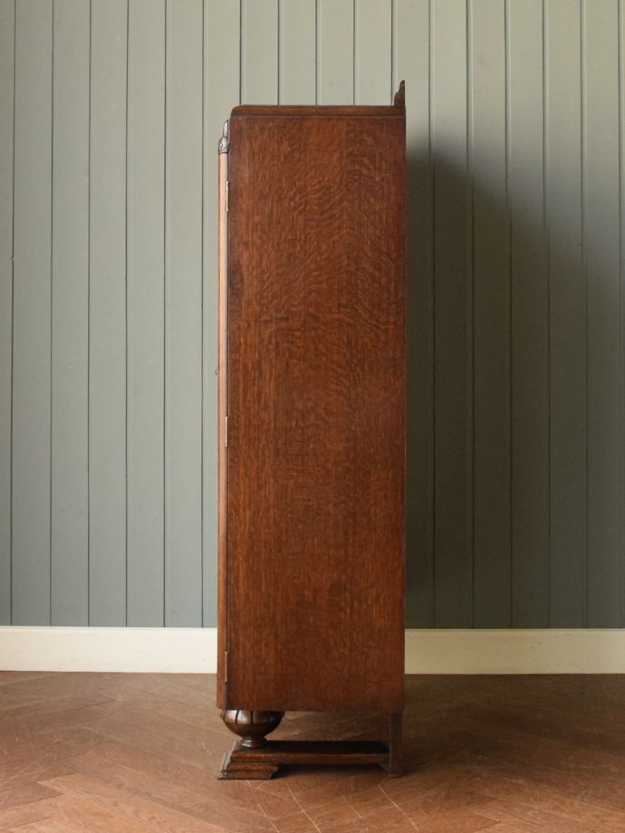 キャビネットの側面