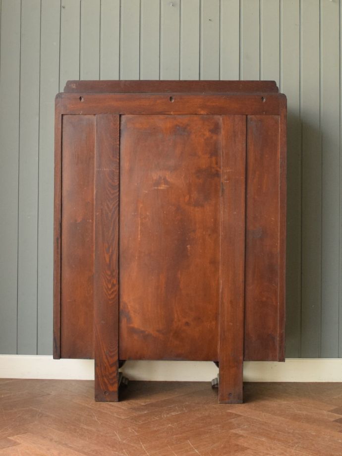 キャビネットの後ろ姿