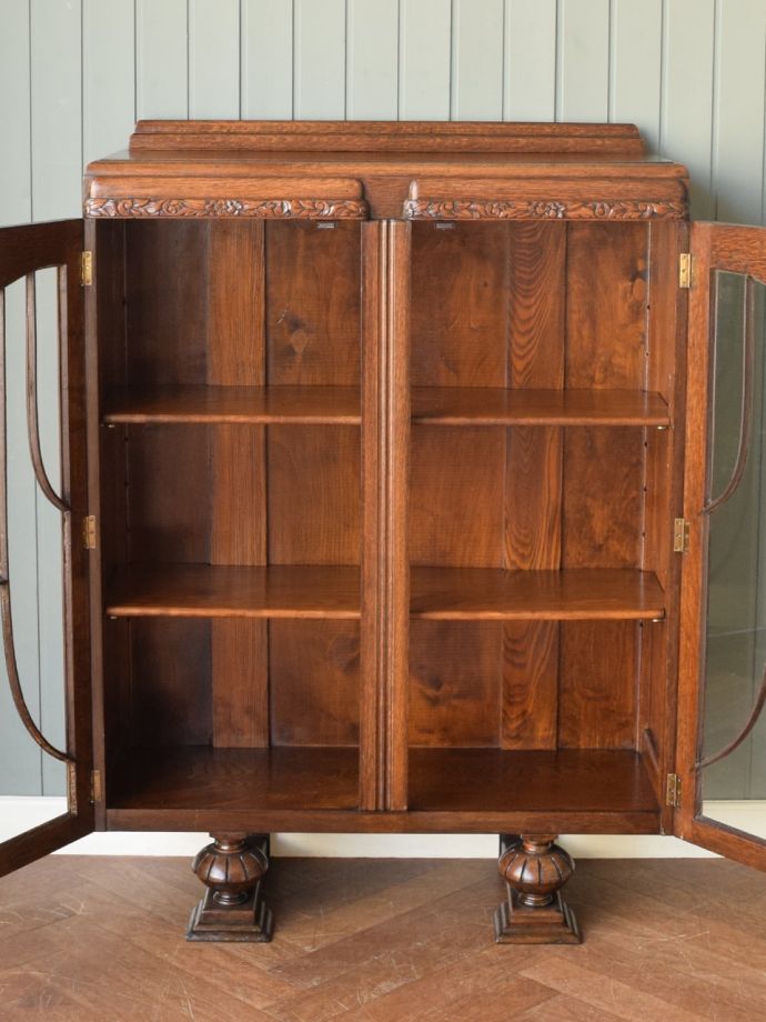 キャビネットの扉の中