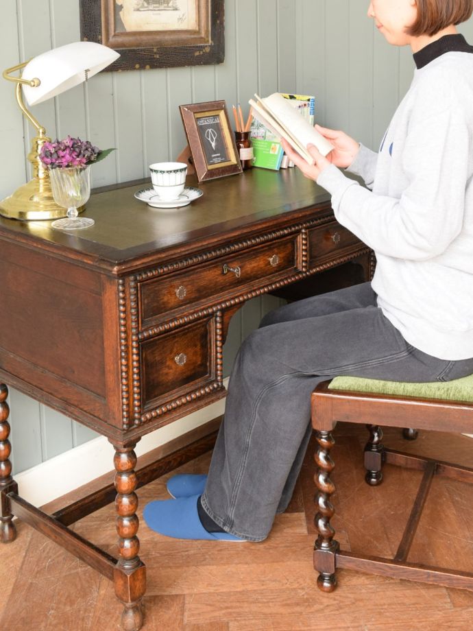 アンティークの書斎机で楽しむ贅沢な時間