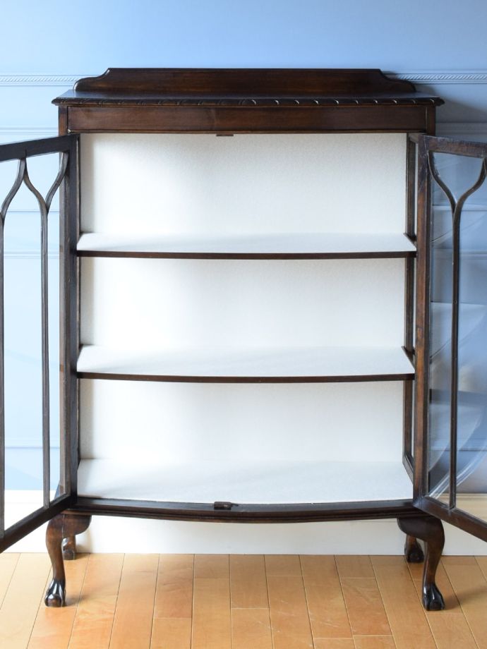 ガラスキャビネットの扉の中