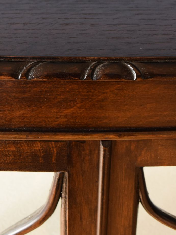 英国アンティーク家具らしい彫