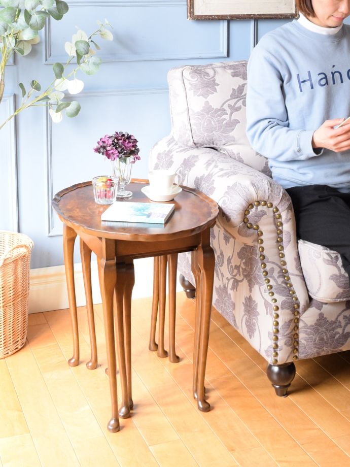 英国スタイルのアンティークテーブル