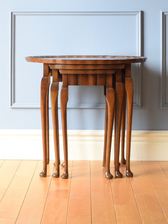 アンティークのネストテーブル