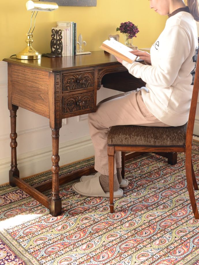 アンティークの書斎机で楽しむ贅沢な時間