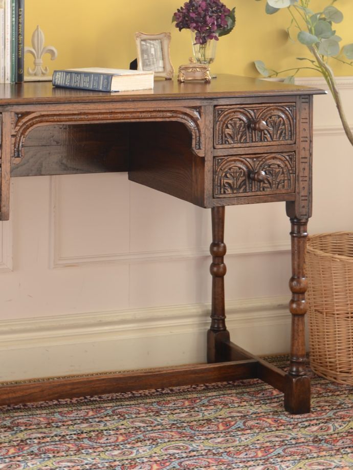 アンティーク家具らしさが漂うデスク