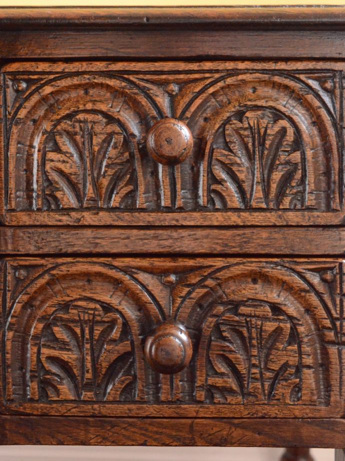 英国アンティーク家具らしい装飾