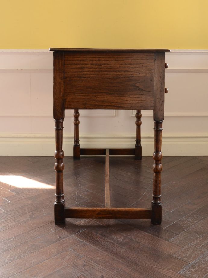 書斎デスクの側面