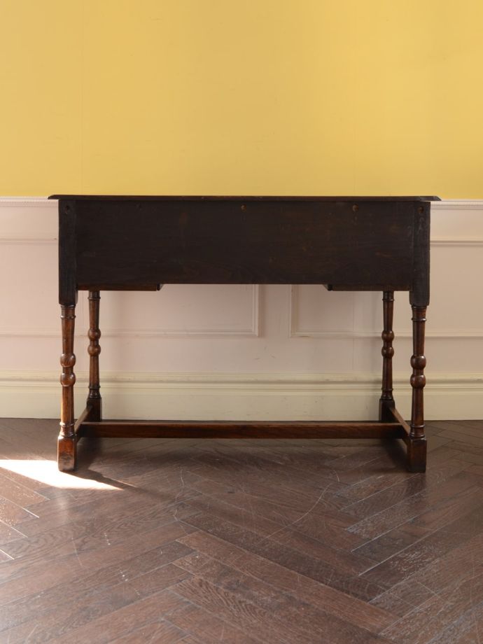 アンティークデスクの後ろ姿