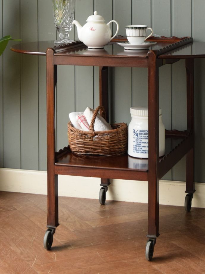 アンティーク家具らしさが漂うワゴン