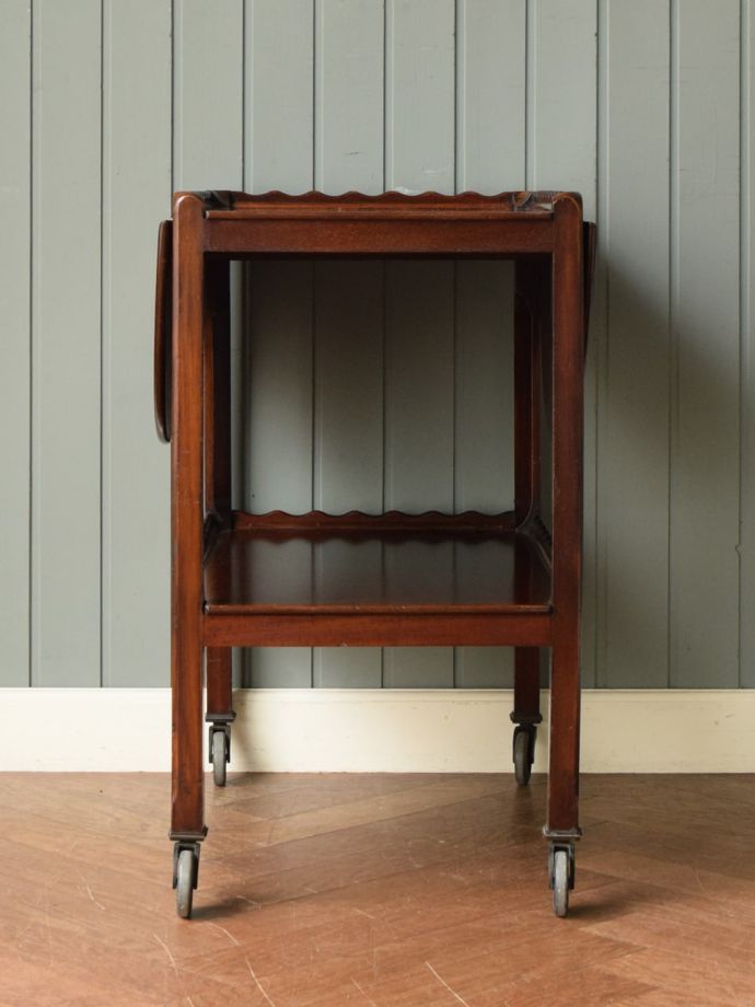 アンティークワゴンの側面