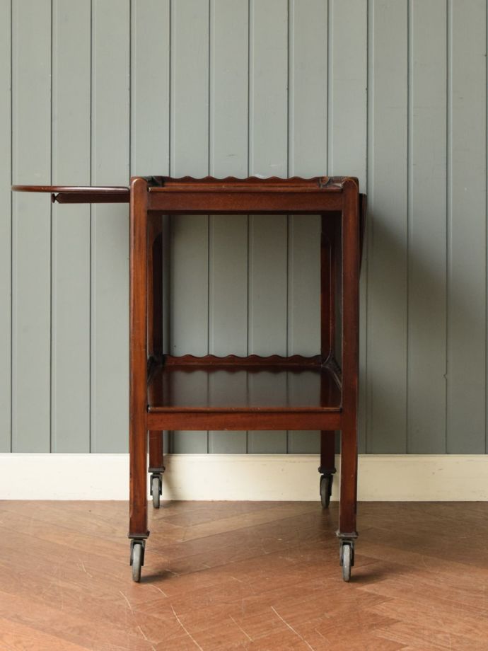 伸長式ワゴンを片方開くと