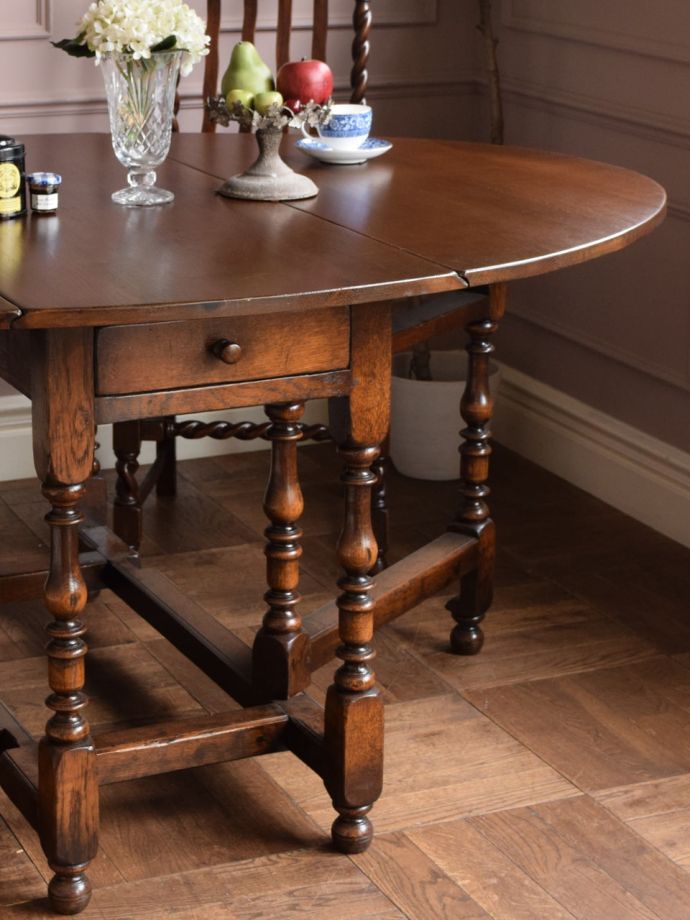 伸長式のおしゃれなアンティークテーブル