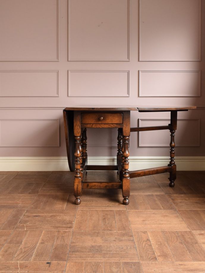 片足を開いた折り畳みテーブル