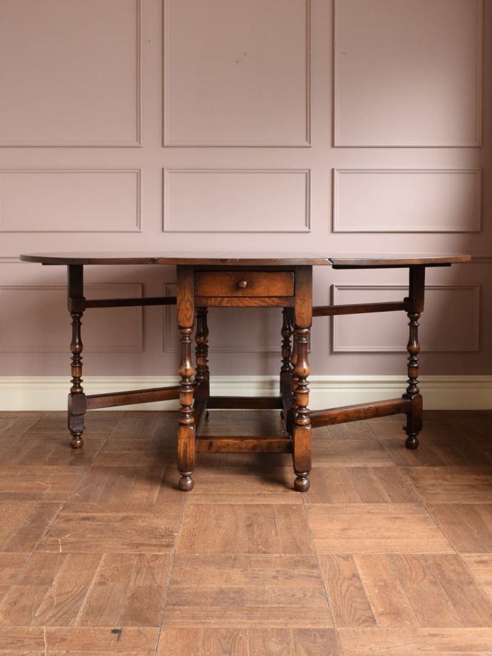 両足を広げた折り畳み式テーブル