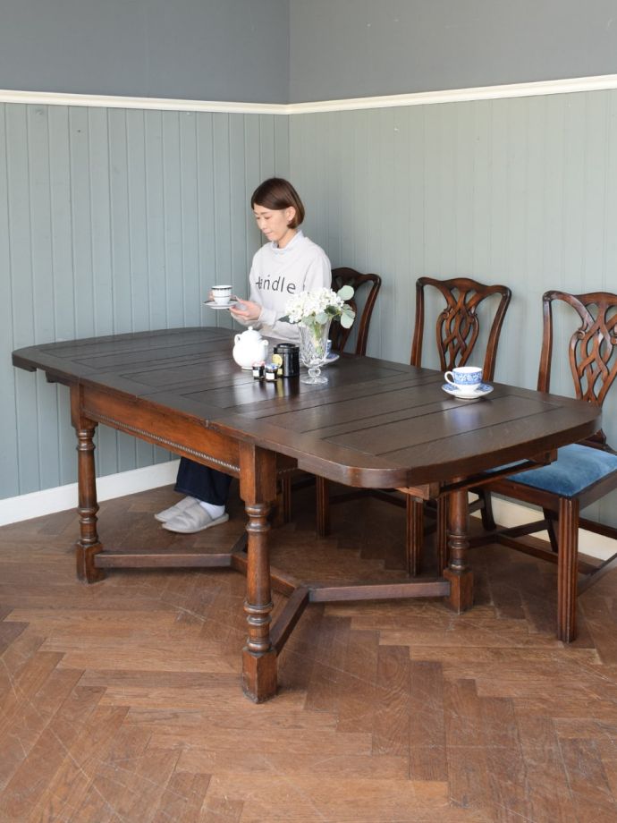アンティークの伸長式テーブル