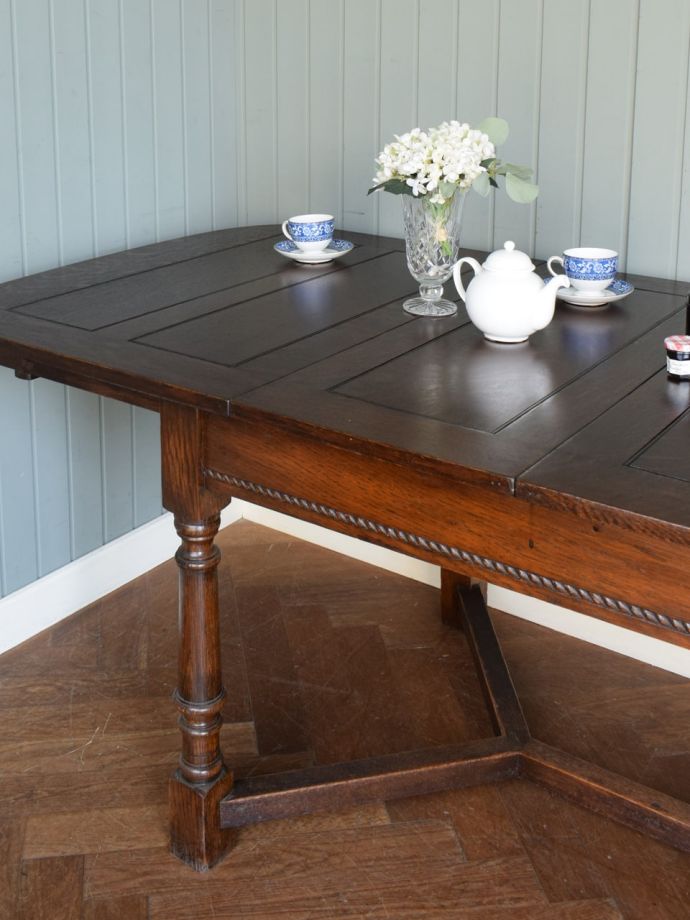 伸長式のおしゃれなアンティークテーブル