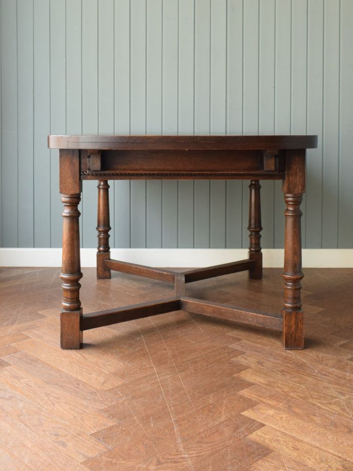 伸長式テーブルの側面