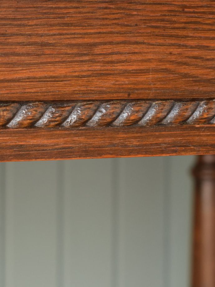 英国アンティーク家具らしい装飾