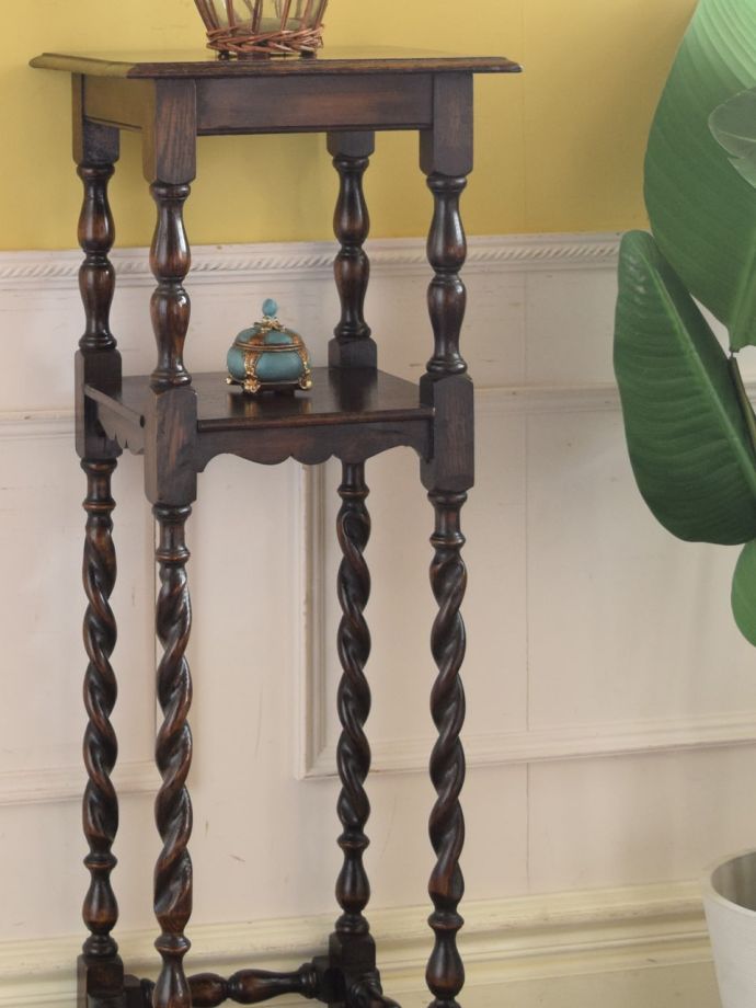 英国のアンティーク家具らしいデザイン