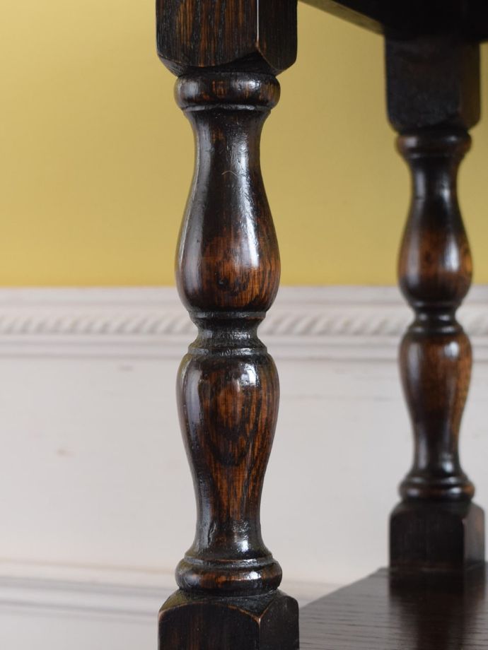 英国アンティーク家具らしい装飾