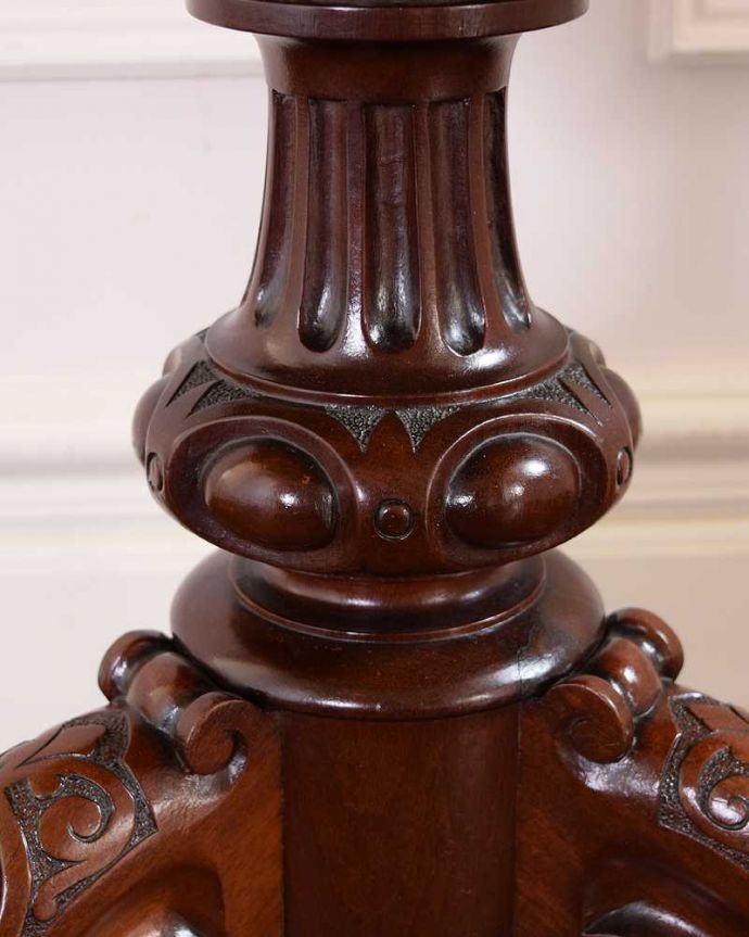 アンティークスツールの装飾