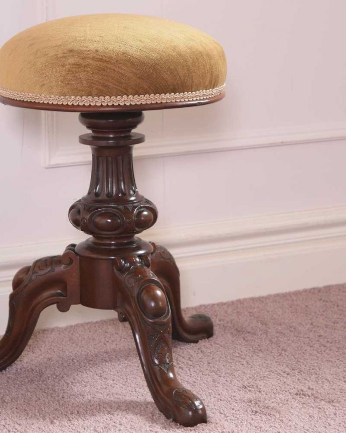 アンティークの椅子らしい美しい装飾