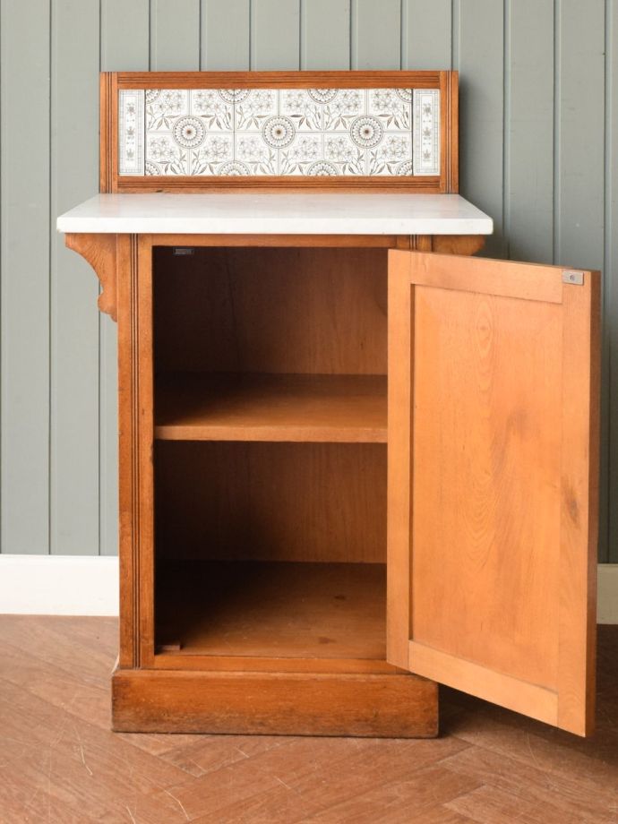 キャビネットの扉の中