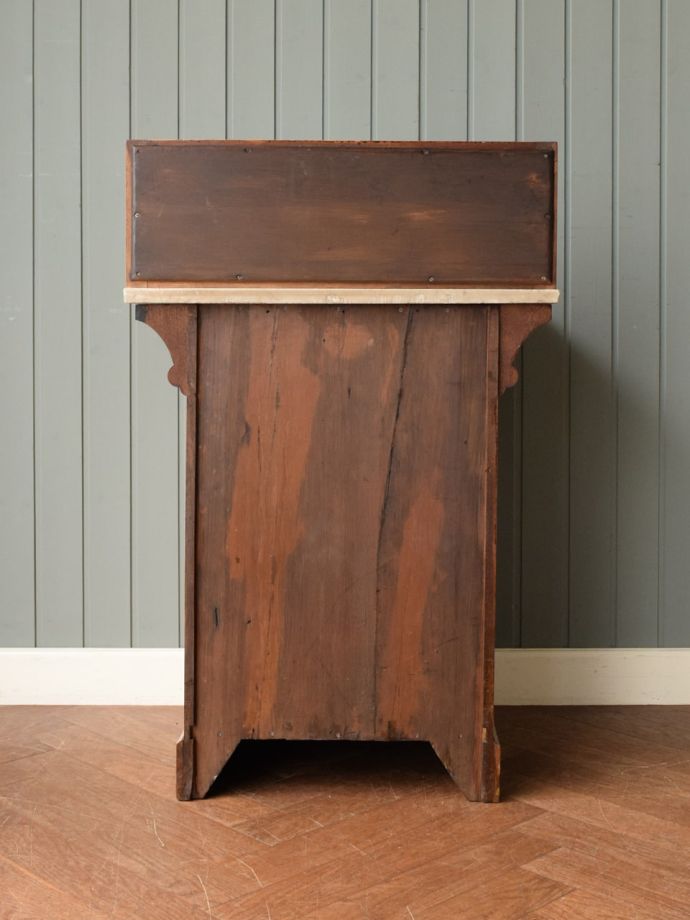 キャビネットの後ろ姿