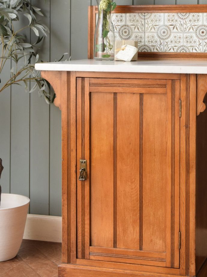 アンティーク家具でしか手に入らないキャビネット