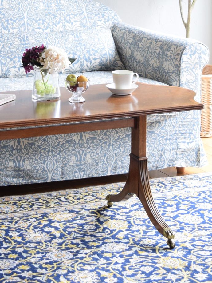 英国のアンティーク家具らしいデザイン