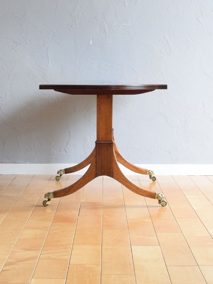 アンティークテーブルの横顔