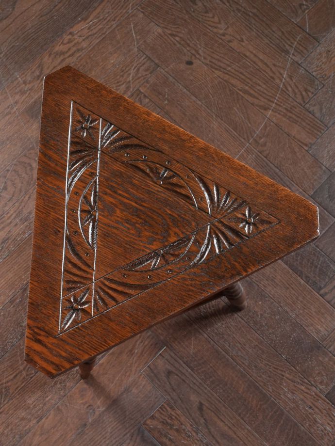 アンティークのサイドテーブルの天板