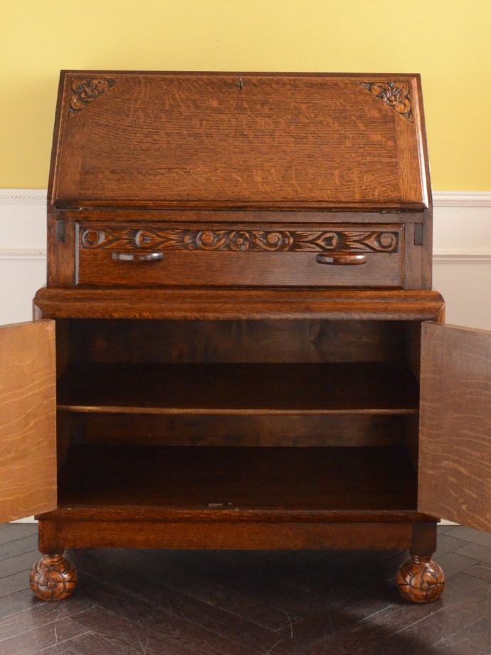 ビューローキャビネットの扉の中