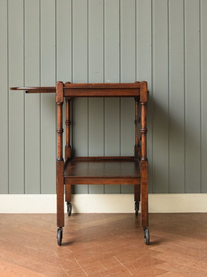 伸長式ワゴンを片方開くと