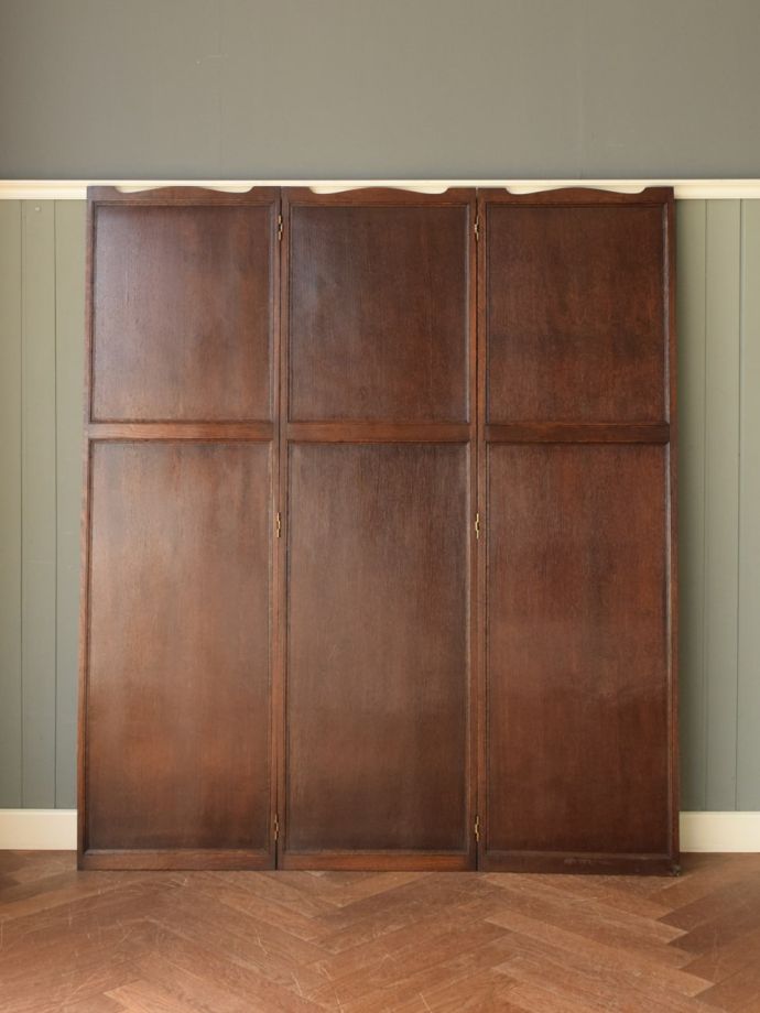 パーテーションの後ろ姿