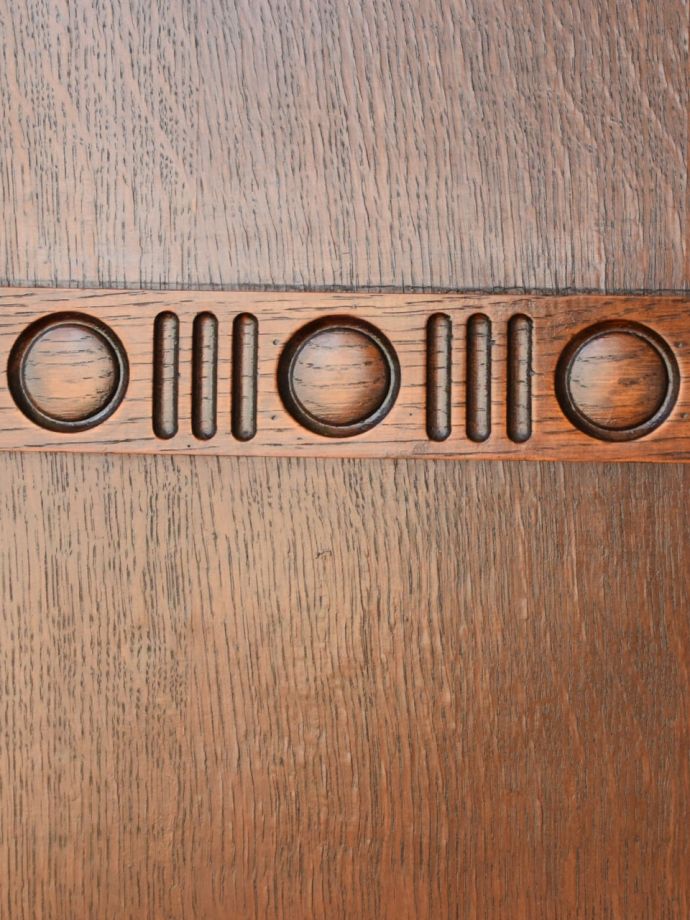 英国アンティーク家具らしい装飾