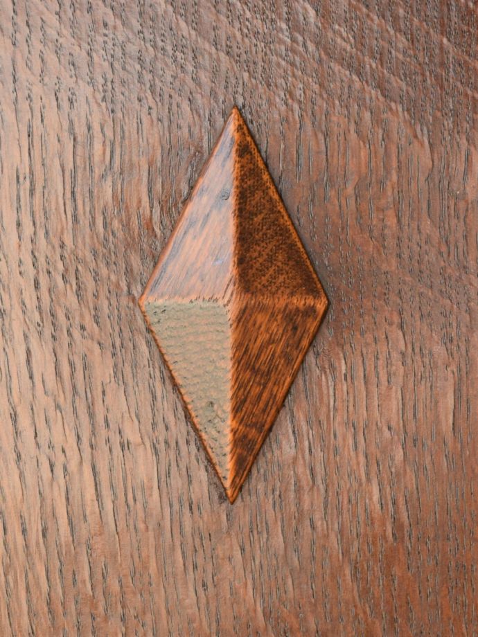 英国アンティーク家具らしい装飾