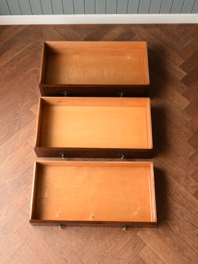 アンティークチェストの引き出しの中