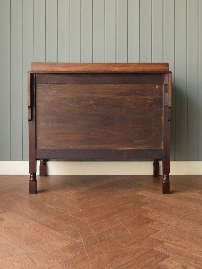 アンティークチェストの後ろ姿