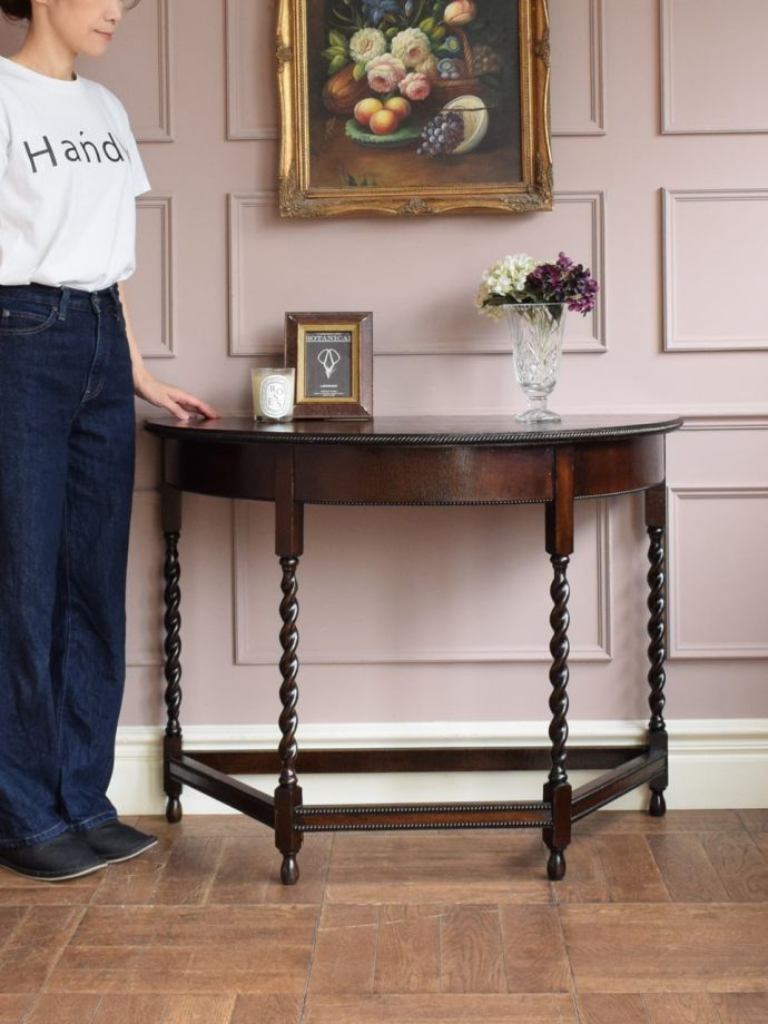 英国アンティークのコンソールテーブル