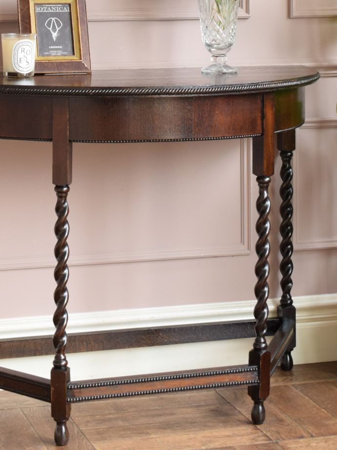 アンティーク家具らしさが漂うコンソールテーブル