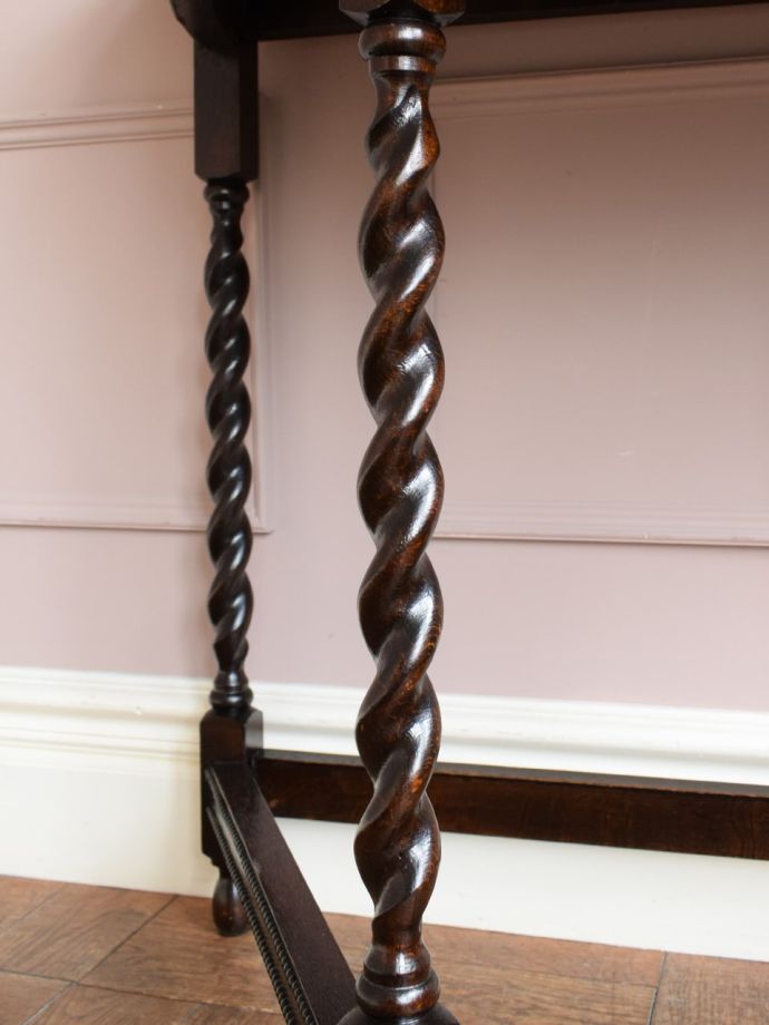 英国アンティーク家具らしい彫