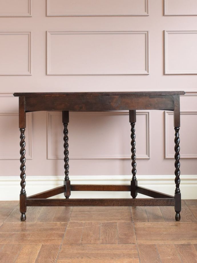 コンソールテーブルの後ろ姿